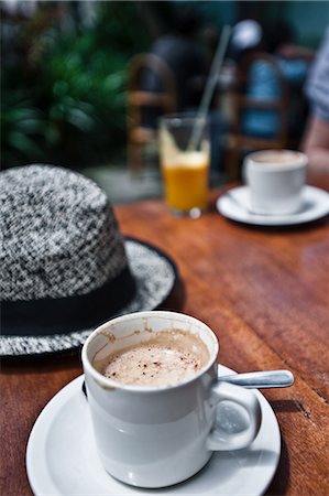 sombrero de fieltro - Cafe in La Mariscal, Quito, Ecuador Foto de stock - Sin royalties Premium, Código: 6122-07697971