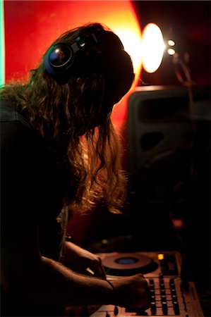DJ performing in nightclub Foto de stock - Sin royalties Premium, Código: 6122-07697987