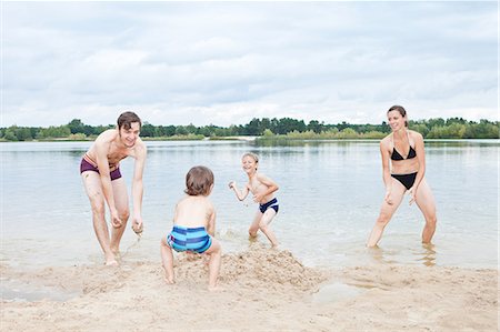 Family playing on a beach Photographie de stock - Premium Libres de Droits, Code: 6122-07697997