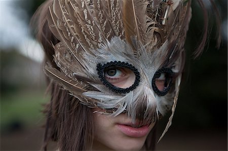 feather  close-up - Young woman wearing a mask of feathers Foto de stock - Sin royalties Premium, Código: 6122-07697994