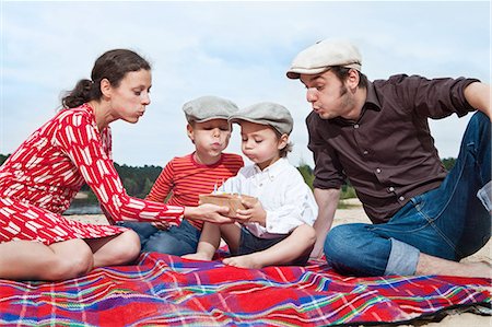 simsearch:695-03380681,k - Boy and family with birthday cake on picnic blanket Foto de stock - Royalty Free Premium, Número: 6122-07697998