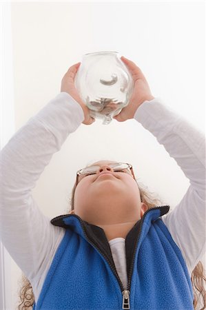 simsearch:614-06002344,k - Young girl holding piggy bank, low angle Foto de stock - Sin royalties Premium, Código: 6122-07698041