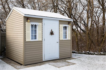 shed (small structure) - Quaint garden shed in winter Foto de stock - Sin royalties Premium, Código: 6122-07698142