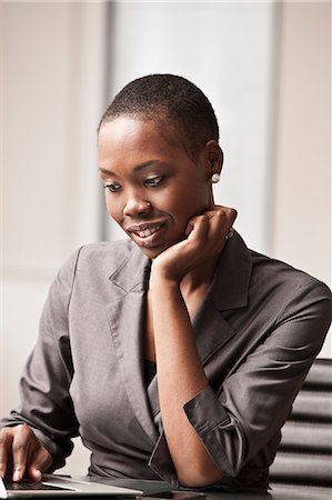 Young businesswoman working at desk Foto de stock - Sin royalties Premium, Código: 6122-07698147