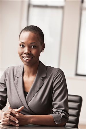 earrings woman portrait photography - Young businesswoman at desk, portrait Stock Photo - Premium Royalty-Free, Code: 6122-07698144