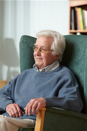 Senior man in armchair, portrait Photographie de stock - Premium Libres de Droits, Code: 6122-07698193