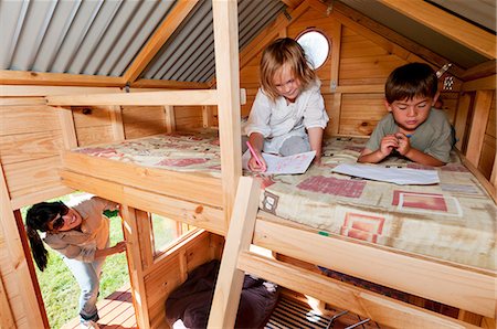 Mother looking in on children in playhouse Fotografie stock - Premium Royalty-Free, Codice: 6122-07698203