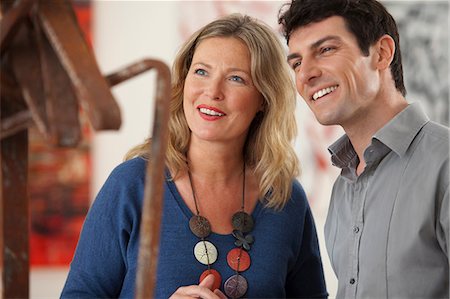 Mid adult couple looking at sculpture in art gallery Foto de stock - Sin royalties Premium, Código: 6122-07698343