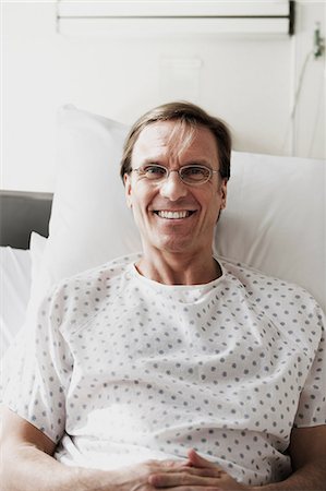 Portrait of mature patient in hospital Stockbilder - Premium RF Lizenzfrei, Bildnummer: 6122-07698301