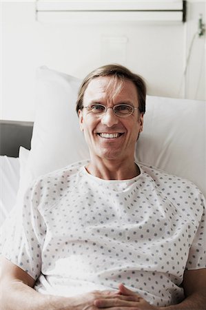 Portrait of mature patient in hospital Foto de stock - Sin royalties Premium, Código: 6122-07698301