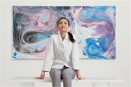 Young woman sitting in front of oil painting in gallery Photographie de stock - Premium Libres de Droits, Code: 6122-07698325