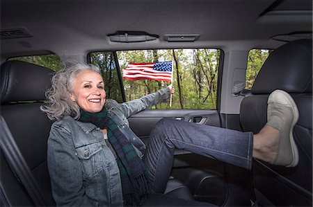 patriotico - Senior woman relaxing in backseat of car, portrait Photographie de stock - Premium Libres de Droits, Code: 6122-07698443