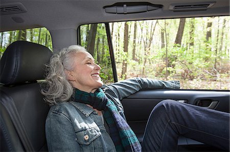simsearch:6102-08885482,k - Senior woman relaxing in backseat of car Foto de stock - Royalty Free Premium, Número: 6122-07698442