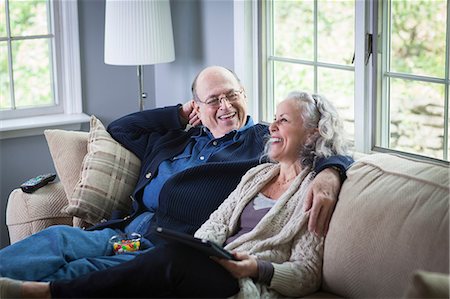 simsearch:614-07805767,k - Senior couple using digital laptop on sofa at home Photographie de stock - Premium Libres de Droits, Code: 6122-07698435