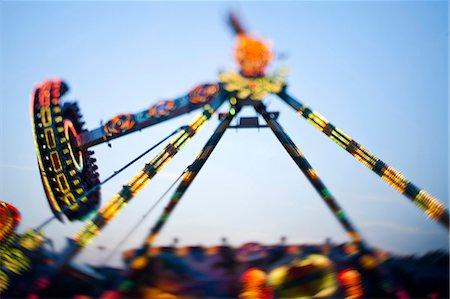 simsearch:6122-07704686,k - Amusement park ride against blue sky Foto de stock - Sin royalties Premium, Código: 6122-07698747