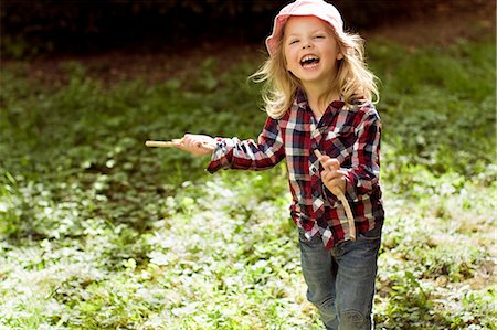 simsearch:649-06352575,k - Girl playing with sticks outdoors Photographie de stock - Premium Libres de Droits, Code: 6122-07698718