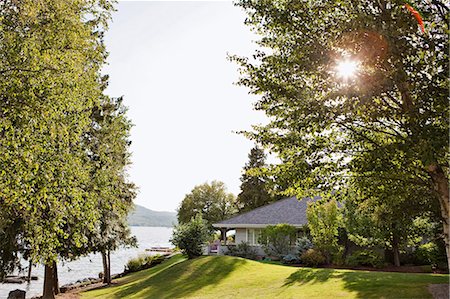 House with trees on lake Foto de stock - Sin royalties Premium, Código: 6122-07698724