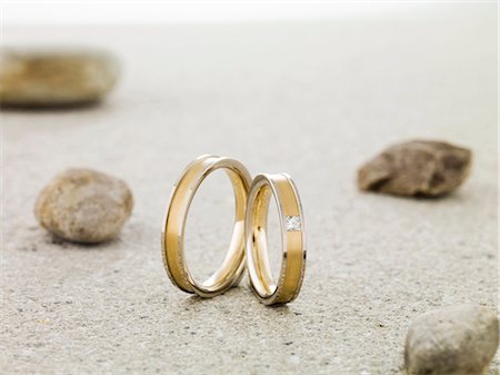 Wedding rings balanced on stone Stock Photo - Premium Royalty-Free, Code: 6122-07698730