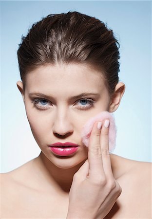 simsearch:649-05520827,k - Woman cleansing her face Stockbilder - Premium RF Lizenzfrei, Bildnummer: 6122-07698844
