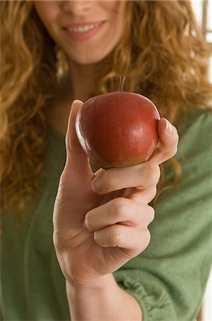 simsearch:6122-07703483,k - Close up of woman holding apple Fotografie stock - Premium Royalty-Free, Codice: 6122-07698808