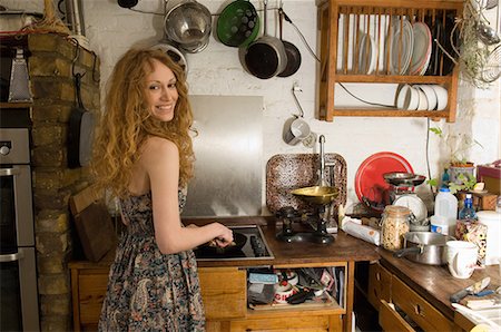 simsearch:6102-03750701,k - Woman frying vegetables in kitchen Stockbilder - Premium RF Lizenzfrei, Bildnummer: 6122-07698825