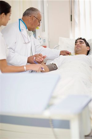 simsearch:649-05801279,k - Doctor and nurse with hospital patient Stock Photo - Premium Royalty-Free, Code: 6122-07699187