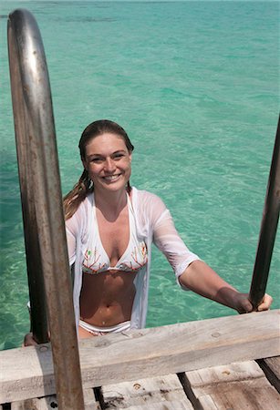 escalera de mano - Woman climbing onto deck in tropical sea Foto de stock - Sin royalties Premium, Código: 6122-07699106