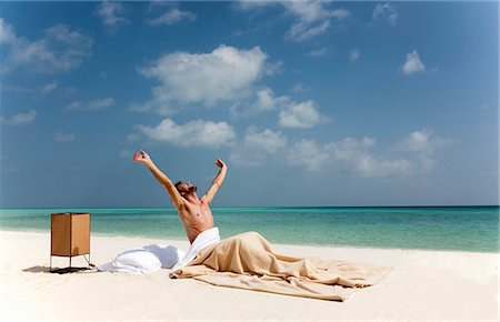 Man waking up in bed on beach Foto de stock - Sin royalties Premium, Código: 6122-07699117