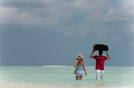 simsearch:6122-07699118,k - Couple carrying luggage into sea Photographie de stock - Premium Libres de Droits, Code: 6122-07699123