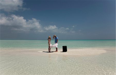 en détresse - Lost couple reading map on beach Photographie de stock - Premium Libres de Droits, Code: 6122-07699121