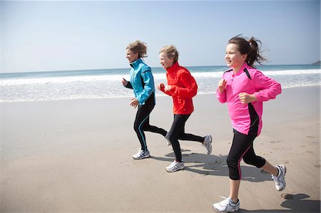 Family running on beach Foto de stock - Sin royalties Premium, Código: 6122-07699282