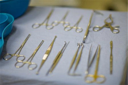 simsearch:614-03506858,k - Close up of surgical instruments Photographie de stock - Premium Libres de Droits, Code: 6122-07699202
