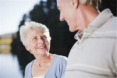 simsearch:6122-07703545,k - Smiling older couple talking outdoors Stockbilder - Premium RF Lizenzfrei, Bildnummer: 6122-07699489