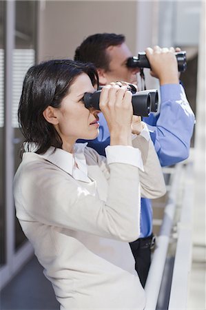 simsearch:6122-07699422,k - Business people using binoculars Photographie de stock - Premium Libres de Droits, Code: 6122-07699433