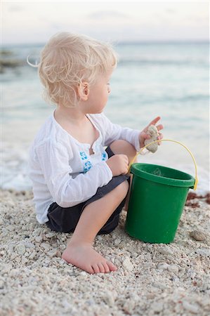 simsearch:6122-07706907,k - Toddler boy playing with sand on beach Foto de stock - Sin royalties Premium, Código: 6122-07699505