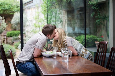 simsearch:649-06489378,k - Couple kissing over meal at home Photographie de stock - Premium Libres de Droits, Code: 6122-07699534