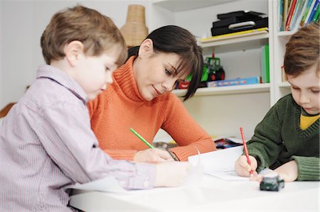 simsearch:632-05759727,k - Mother and children drawing together Stock Photo - Premium Royalty-Free, Code: 6122-07699757