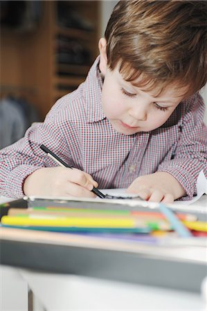 simsearch:6122-07703434,k - Boy drawing with colored pencils Photographie de stock - Premium Libres de Droits, Code: 6122-07699759