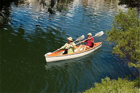 Older couple rowing canoe on lake Photographie de stock - Premium Libres de Droits, Code: 6122-07699789