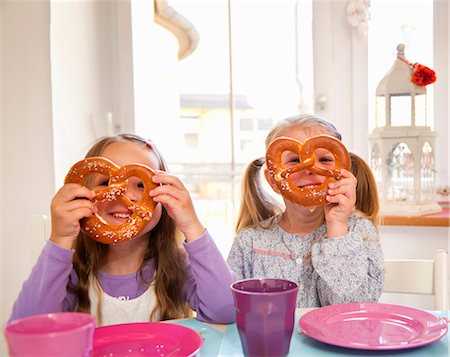 Girls playing with their food at table Photographie de stock - Premium Libres de Droits, Code: 6122-07699852