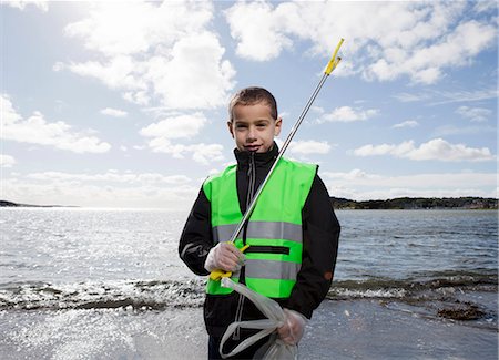 putzen - Boy in safety vest cleaning beach Stockbilder - Premium RF Lizenzfrei, Bildnummer: 6122-07699892