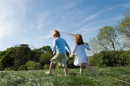 simsearch:649-07804678,k - Children holding hands in field Stock Photo - Premium Royalty-Free, Code: 6122-07699824