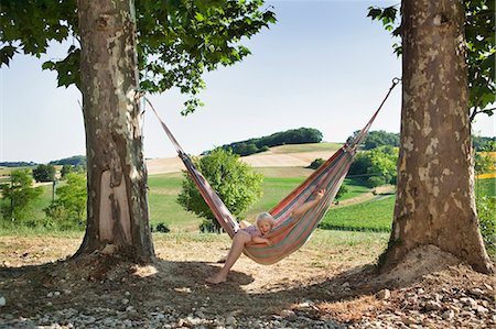 simsearch:6122-08212235,k - Mother and daughter relaxing in hammock Fotografie stock - Premium Royalty-Free, Codice: 6122-07700179