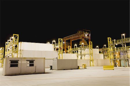Containers and cranes in shipyard Foto de stock - Sin royalties Premium, Código: 6122-07700259