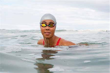 schwimmerin - Swimmer wearing goggles in water Foto de stock - Sin royalties Premium, Código: 6122-07700212