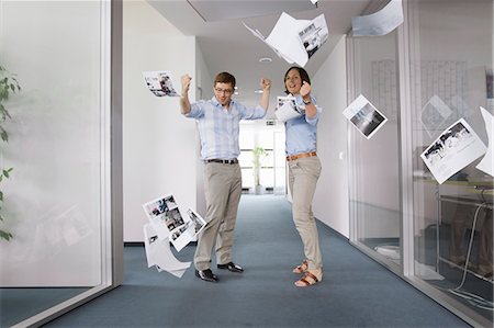 Business people cheering in office Photographie de stock - Premium Libres de Droits, Code: 6122-07700387