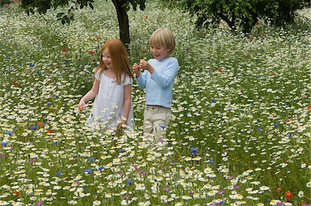simsearch:6109-08581912,k - Children walking in field of flowers Foto de stock - Sin royalties Premium, Código: 6122-07700549