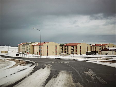 Buildings on snowy suburban street Foto de stock - Sin royalties Premium, Código: 6122-07700596