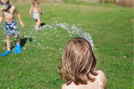 simsearch:649-06532789,k - Children playing with hose in backyard Stock Photo - Premium Royalty-Free, Code: 6122-07700679