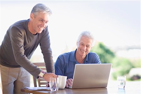 simsearch:6113-07160154,k - Older men using laptop together Photographie de stock - Premium Libres de Droits, Code: 6122-07700759